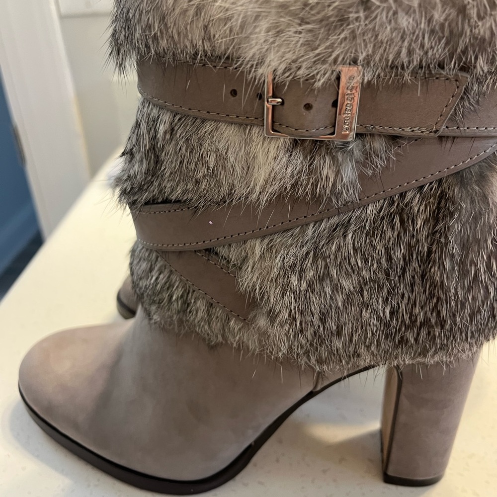 Beautiful worn 1 time gray rabbit fur ankle boots Nordstrom. I’m 9 and their 8.
